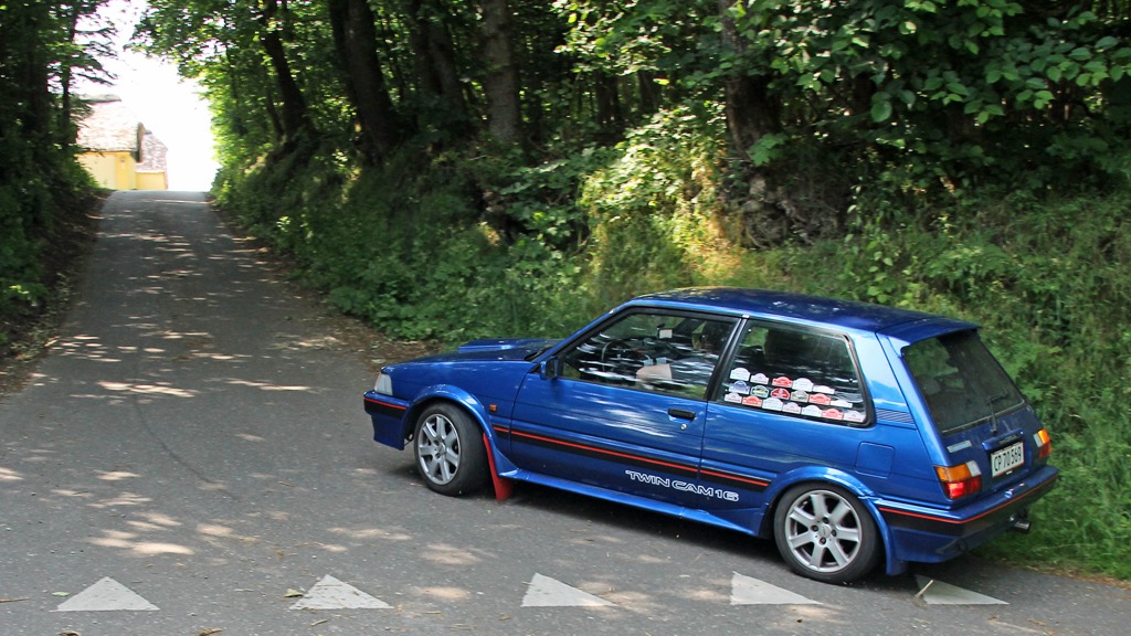 Kim Bach Sørensen, med datteren Freja Damgaard Sørensen i codriver sædet fører Sport-klassen inden 4. afdeling, FCM Jyllandsringen Classic. De kører i en komplet restaureret Toyota Corolla GT fra 1986.
(Foto: Bjarne Andersen)